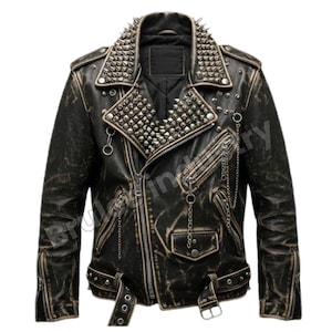 Könnte beinhalten: Verwischte schwarze Lederjacke mit silbernen Metallnieten und -spitzen an Kragen und Schultern. Mit Reißverschluss, mehreren Taschen und dekorativen Ketten. Ein klassischer Biker-Stil.
