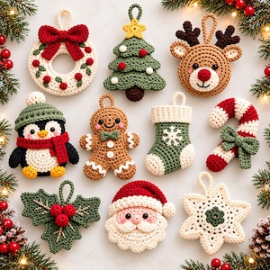Op de afbeelding: Een verzameling van tien gehaakte kerstornamenten, waaronder een krans met een rode strik, een groene boom, een rendier, een pinguïn met een groene muts, een peperkoekmannetje, een groene kerstsok, een zuurstok, hulstblaadjes, de Kerstman en een ster.
