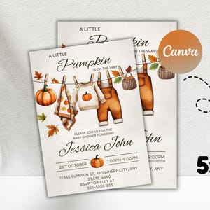 Könnte beinhalten: Babyparty-Einladung mit Kürbis-Thema. Die Einladung zeigt Aquarellillustrationen eines Kürbisses, einer Latzhose, eines Pullovers und Herbstblättern. Der Text lautet "A Little Pumpkin is on the Way" und enthält Eventdetails.