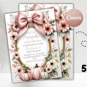 Könnte beinhalten: Babyparty-Einladung mit rosa Schleife, Blumenkranz und Kürbissen. Die Einladung lautet "A Little Pumpkin is on Her Way" mit Veranstaltungsdetails. Die Karte misst 12,7 x 17,8 cm.