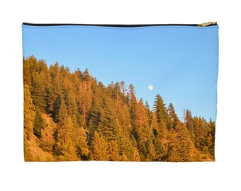 Può includere: Pochette rettangolare con un paesaggio forestale su una collina sotto un cielo azzurro con luna piena. Gli alberi sono un mix di tonalità verdi e dorate e la pochette ha una cerniera nera.