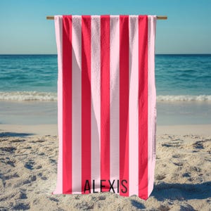 Serviette de plage personnalisée, serviette de plage à rayures roses et rouges, serviette cadeau de demoiselle d&#39;honneur, serviette de bain personnalisée, serviette de plage personnalisée