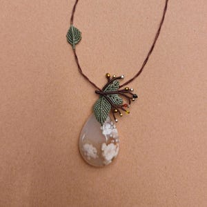 天然の桜瑪瑙/フラワー瑪瑙/チェリーブロッサム瑪瑙を使用した手作りのマクラメネックレス - 個人の成長、感情の癒し、神聖な女性性