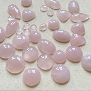Natürliche Rosenquarz-Cabochons – Kalibrierte ovale, tropfenförmige, runde und dreieckige Schliffe – Flache Rückseite, polierter rosa Edelstein