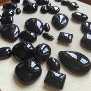 Natürliche schwarze Onyx Cabochons - kalibrierte Größen Oval Runde Teardrop Rechteck