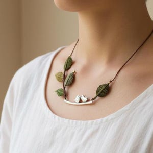 Original Design - Makramee Vogel Halskette: Boho Blätter Anhänger, Naturschmuck