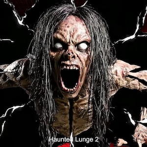 Può includere: Una terrificante figura di zombie con lunghi capelli scuri e occhi bianchi luminosi irrompe attraverso una superficie nera strappata. L'immagine ha un tema horror, con il testo "Haunted Lunge 2" in basso.