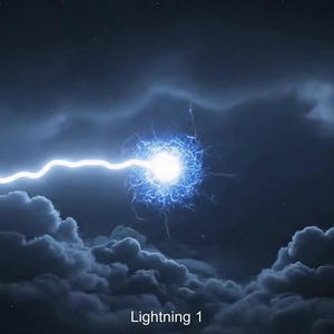 Peut inclure: Image dramatique d'un éclair dans un ciel sombre et nuageux. L'éclair blanc et bleu vif émane d'un point central, illuminant les nuages environnants. Le texte "Lightning 1" est en bas.