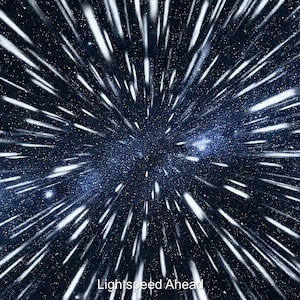 Può includere: Illustrazione digitale di un viaggio nello spazio con uno sfondo blu scuro, con striature bianche e stelle, che crea un senso di velocità. Il testo "Lightspeed Ahead" è presente.