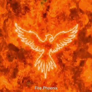 Op de afbeelding: Een witte omtrek van een feniksvogel met uitgespreide vleugels tegen een achtergrond van oranje en rode vlammen. De tekst "Fire Phoenix" staat onderaan de afbeelding.