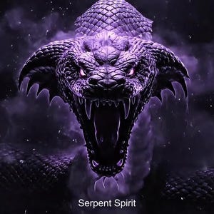 Op de afbeelding: Een digitale illustratie van een paarse slang met gloeiende rode ogen en een open bek, die scherpe tanden onthult. De afbeelding heeft een donkere, rokerige achtergrond met de tekst "Serpent Spirit" onderaan. De schubben van de slang zijn gedetailleerd.
