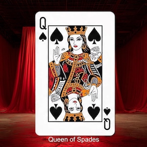 以下が含まれることがあります： 赤いカーテンの背景に、スペードの女王のトランプが中央に配置されています。カードには、王冠をかぶった女王の詳細なイラスト、黒いスペードのシンボル、文字「Q」が描かれています。「Queen of Spades」というテキストが下にあります。