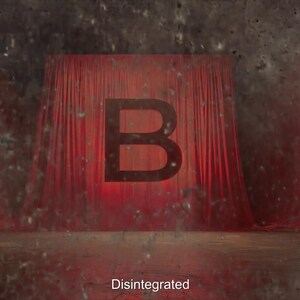 Könnte beinhalten: Ein dunkler, strukturierter Hintergrund umrahmt einen roten Vorhang mit einem großen schwarzen Buchstaben "B" in der Mitte. Das Wort "Disintegrated" steht unten. Das Bild hat eine dramatische, leicht verwaschene Ästhetik.