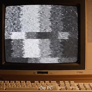 Puede incluir: Un monitor de ordenador vintage de color crema que muestra estática, con un teclado y un ratón a juego. El texto "Old PC" es visible en la parte inferior. El monitor tiene una pantalla cuadrada y una carcasa beige.
