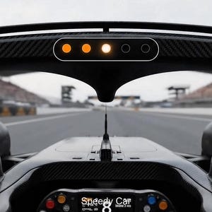 Può includere: Vista interna dell'abitacolo di un'auto da corsa, con particolare attenzione al cruscotto e alle luci superiori. L'auto si trova su un circuito, con la pista e le tribune visibili sullo sfondo. Il testo "Speedy Car" è visibile.
