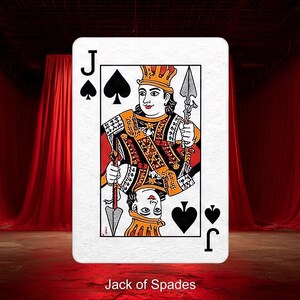 以下が含まれることがあります： 赤いカーテンを背景に、スペードのジャックのトランプが中央に配置されています。カードには、槍を持った王族の衣装を着た人物の詳細なイラストが描かれています。カードのスーツシンボルと文字「J」が表示されています。