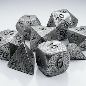 Puede incluir: Un conjunto de nueve dados metálicos con una textura estampada, similar a la veta de la madera. Los dados tienen varias formas poliédricas, incluyendo un D20, D12, D10, D8, D6 y D4. Cada dado tiene números negros que indican los valores.