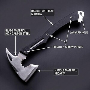 Puede incluir: Un hacha t&aacute;ctica con mango negro de Micarta y hoja de acero con alto contenido de carbono. El hacha tiene un orificio para cord&oacute;n y puntos de tornillo para la funda. El texto indica que el mango es de Micarta y la hoja de acero con alto contenido de carbono.