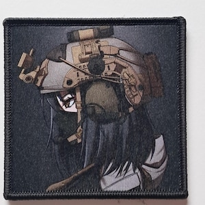 Puede incluir: Parche cuadrado con una ilustración detallada de una persona con casco y equipo táctico. El parche tiene un borde negro y un fondo oscuro, con los ojos de la persona visibles.