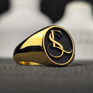 Anillo con sello y monograma bañado en oro: joyería con iniciales personalizadas para hombre y mujer, pieza llamativa personalizable.