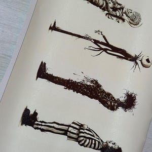 Puede incluir: Ilustraci&oacute;n en tonos sepia de cuatro figuras. Las figuras incluyen un astronauta, una figura alta y delgada, una figura con cabello oscuro y desordenado y una figura con un traje a rayas blanco y negro. Todas las figuras est&aacute;n tumbadas.