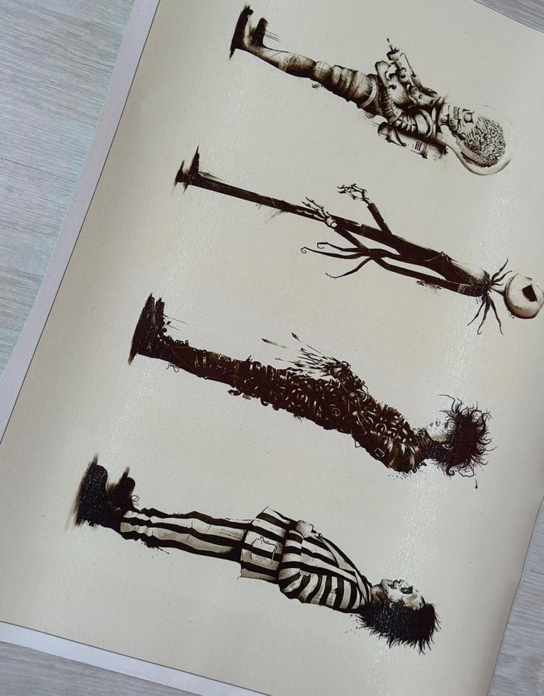 Puede incluir: Ilustraci&oacute;n en tonos sepia de cuatro figuras. Las figuras incluyen un astronauta, una figura alta y delgada, una figura con cabello oscuro y desordenado y una figura con un traje a rayas blanco y negro. Todas las figuras est&aacute;n tumbadas.