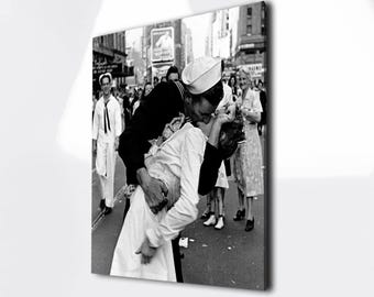 対日戦勝記念日のキスをする水兵のポスター：象徴的な1945年の写真