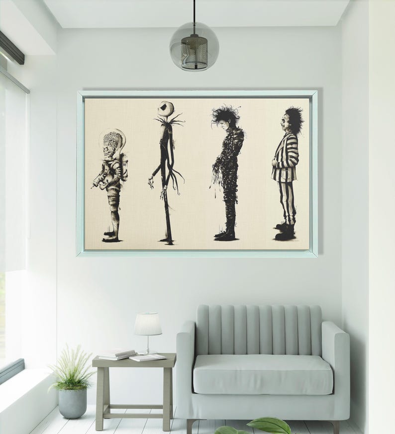 Puede incluir: Una obra de arte enmarcada con cuatro ilustraciones en blanco y negro de personajes. Los personajes incluyen una figura con traje espacial, una figura alta y delgada, una figura con ropa rasgada y una figura con traje a rayas. La obra se exhibe en una habitaci&oacute;n con un sof&aacute; gris.