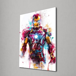 K&ouml;nnte beinhalten: Ein lebendiges Aquarellgem&auml;lde von Iron Man in seinem ikonischen Anzug. Das Kunstwerk zeigt eine dynamische Komposition mit Farbspritzern in Rot, Gelb, Blau und Wei&szlig;, die die kraftvolle Haltung des Superhelden und die komplizierten R&uuml;stungsdetails einfangen.