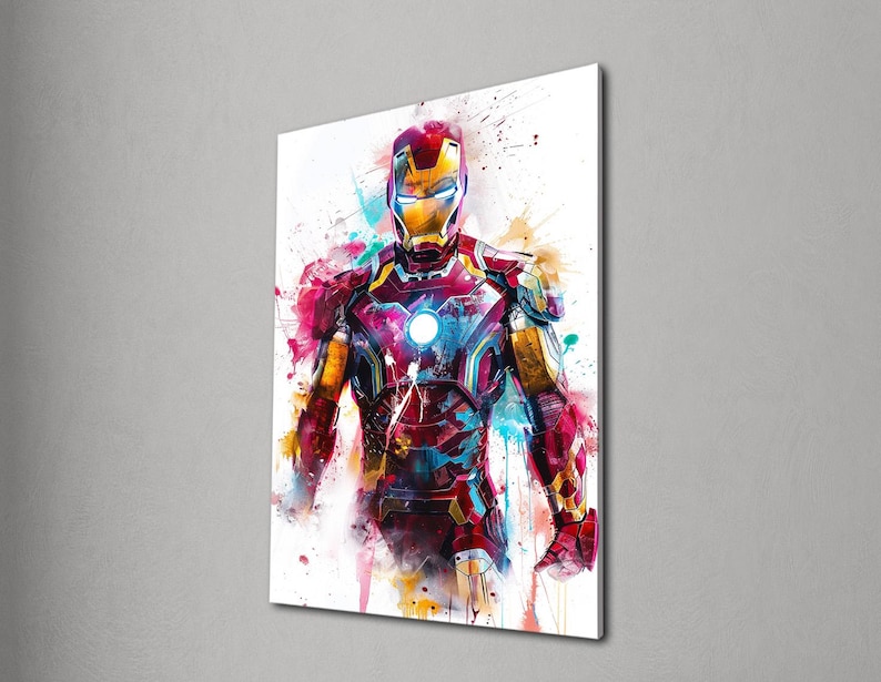K&ouml;nnte beinhalten: Ein lebendiges Aquarellgem&auml;lde von Iron Man in seinem ikonischen Anzug. Das Kunstwerk zeigt eine dynamische Komposition mit Farbspritzern in Rot, Gelb, Blau und Wei&szlig;, die die kraftvolle Haltung des Superhelden und die komplizierten R&uuml;stungsdetails einfangen.