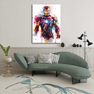 K&ouml;nnte beinhalten: Ein Aquarellgem&auml;lde von Iron Man in einer dynamischen Pose. Das Kunstwerk zeigt leuchtende Farben, darunter Rot, Gelb und Blau, mit einem wei&szlig;en Hintergrund. Das Gem&auml;lde wird an einer Wand &uuml;ber einem gr&uuml;nen Sofa ausgestellt.