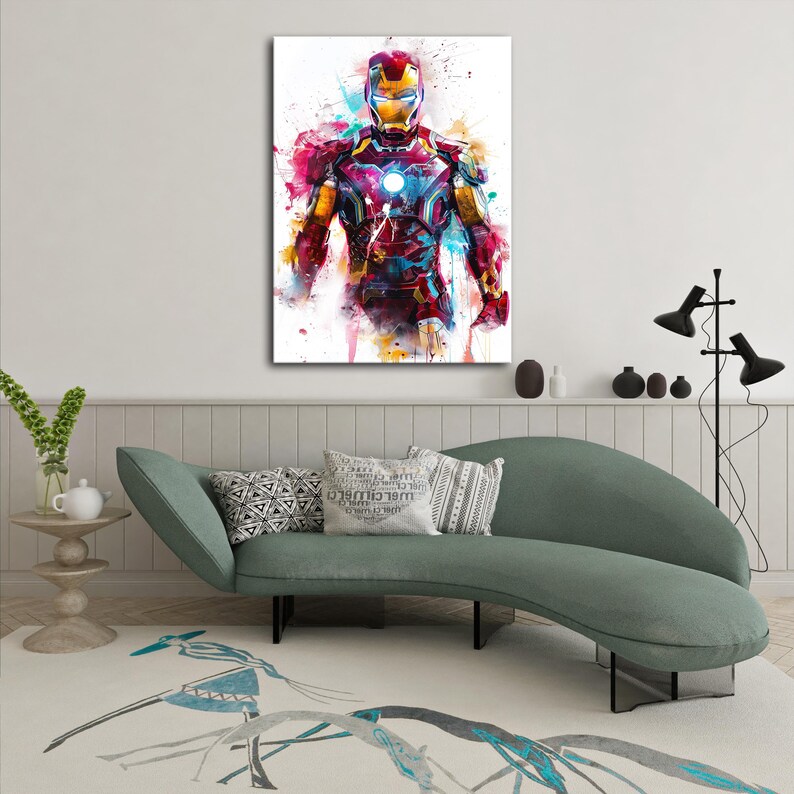 K&ouml;nnte beinhalten: Ein Aquarellgem&auml;lde von Iron Man in einer dynamischen Pose. Das Kunstwerk zeigt leuchtende Farben, darunter Rot, Gelb und Blau, mit einem wei&szlig;en Hintergrund. Das Gem&auml;lde wird an einer Wand &uuml;ber einem gr&uuml;nen Sofa ausgestellt.