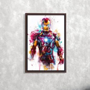 K&ouml;nnte beinhalten: Gerahmtes Aquarellgem&auml;lde von Iron Man in seinem ikonischen Anzug. Das Kunstwerk zeigt leuchtende Farben, darunter Rot, Gold, Blau und Pink, mit einem Spritzeffekt. Das Bild ist vor einem wei&szlig;en Hintergrund und in einem dunkelbraunen Holzrahmen gerahmt.