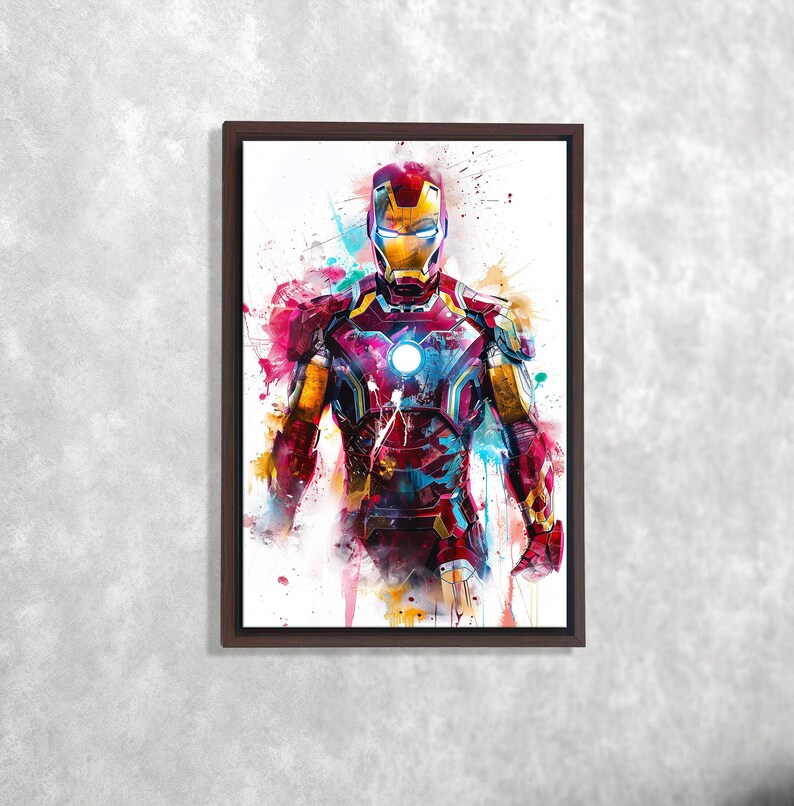 K&ouml;nnte beinhalten: Gerahmtes Aquarellgem&auml;lde von Iron Man in seinem ikonischen Anzug. Das Kunstwerk zeigt leuchtende Farben, darunter Rot, Gold, Blau und Pink, mit einem Spritzeffekt. Das Bild ist vor einem wei&szlig;en Hintergrund und in einem dunkelbraunen Holzrahmen gerahmt.