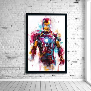 K&ouml;nnte beinhalten: Ein gerahmter Aquarelldruck von Iron Man. Das Kunstwerk zeigt Iron Man in einer dynamischen Pose mit lebendigen Farbspritzern in Rot, Gelb, Blau und Pink. Der Fokus liegt auf der ikonischen R&uuml;stung und dem Helm der Figur.