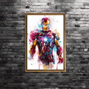 K&ouml;nnte beinhalten: Gerahmter Aquarelldruck von Iron Man in seinem ikonischen Anzug. Das Kunstwerk zeigt lebendige Farbspritzer in Rot, Gelb, Blau und Pink, wodurch eine dynamische und k&uuml;nstlerische Darstellung des Superhelden entsteht. Der Druck ist vor einem wei&szlig;en Hintergrund.