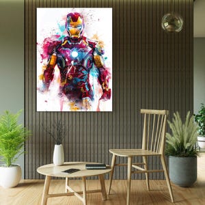K&ouml;nnte beinhalten: Ein lebendiges Aquarellgem&auml;lde von Iron Man in seinem ikonischen Anzug. Das Kunstwerk zeigt eine dynamische Komposition mit Farbspritzern in Rot, Blau, Gelb und Orange, die einen auff&auml;lligen visuellen Effekt erzeugen. Der Superheld wird in einer stehenden Pose dargestellt, wobei der Fokus auf seinen gepanzerten Details liegt.