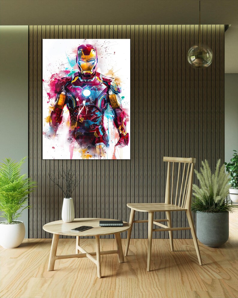 K&ouml;nnte beinhalten: Ein lebendiges Aquarellgem&auml;lde von Iron Man in seinem ikonischen Anzug. Das Kunstwerk zeigt eine dynamische Komposition mit Farbspritzern in Rot, Blau, Gelb und Orange, die einen auff&auml;lligen visuellen Effekt erzeugen. Der Superheld wird in einer stehenden Pose dargestellt, wobei der Fokus auf seinen gepanzerten Details liegt.