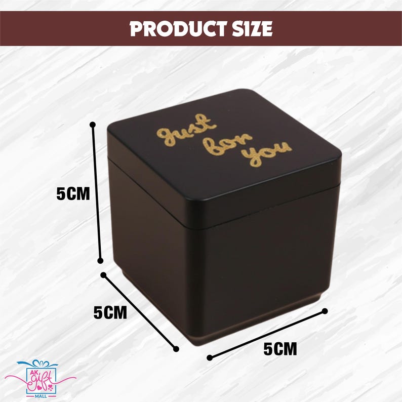 Op de afbeelding: Zwarte vierkante geschenkdoos met gouden tekst "Just for you". De doos is 5 cm x 5 cm x 5 cm groot. De productgrootte staat bovenaan de afbeelding.