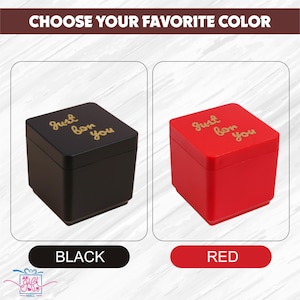 Op de afbeelding: Twee vierkante geschenkdozen, een zwarte en een rode, worden getoond. Elke doos heeft een gouden inscriptie met de tekst "Just for you". De afbeelding bevat de tekst "Kies je favoriete kleur" en kleuropties.