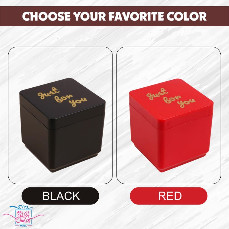 Op de afbeelding: Twee vierkante geschenkdozen, een zwarte en een rode, worden getoond. Elke doos heeft een gouden inscriptie met de tekst "Just for you". De afbeelding bevat de tekst "Kies je favoriete kleur" en kleuropties.