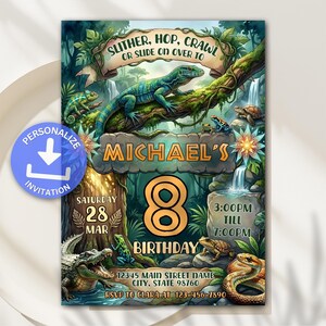 Op de afbeelding: Een verjaardagsuitnodiging met junglethema met een hagedis, kameleon, schildpad, kikker en alligator. De tekst luidt: SLITHER, HOP, CRAWL OR SLIDE ON OVER TO MICHAEL'S 8 BIRTHDAY, SATURDAY 28 MAR, 3:00PM TILL 7:00PM, 12345 MAIN STREET NAME CITY, STATE 98760.