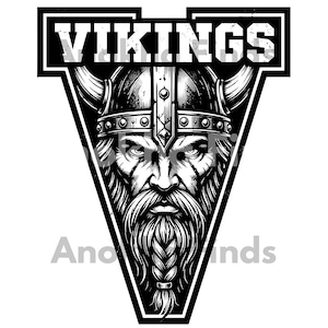 Könnte beinhalten: Ein schwarz-weißes Grafikdesign, das einen stilisierten Wikingerkrieger mit gehörntem Helm und geflochtenem Bart zeigt. Das Wort VIKINGS ist in fetten Blockbuchstaben oben auf einem dreieckigen Rahmen gedruckt, der das Gesicht umgibt.