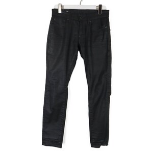 Könnte beinhalten: Eine schwarze Jeanshose mit einer dezent beschichteten, seidenmatten Oberfläche. Die Hose verfügt über ein klassisches Fünf-Taschen-Design, einen Knopfverschluss und Metallnieten an den Taschenecken. Der Stoff hat ein dunkles, gleichmäßiges Aussehen.