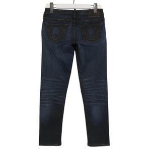 Peut inclure: Jean en denim d&eacute;lav&eacute; fonc&eacute; pr&eacute;sentant un design classique &agrave; cinq poches avec des surpiq&ucirc;res en forme de fer &agrave; cheval sur les poches arri&egrave;re. Le jean comprend une &eacute;tiquette en cuir fonc&eacute; sur la ceinture arri&egrave;re et est suspendu &agrave; un cintre blanc.