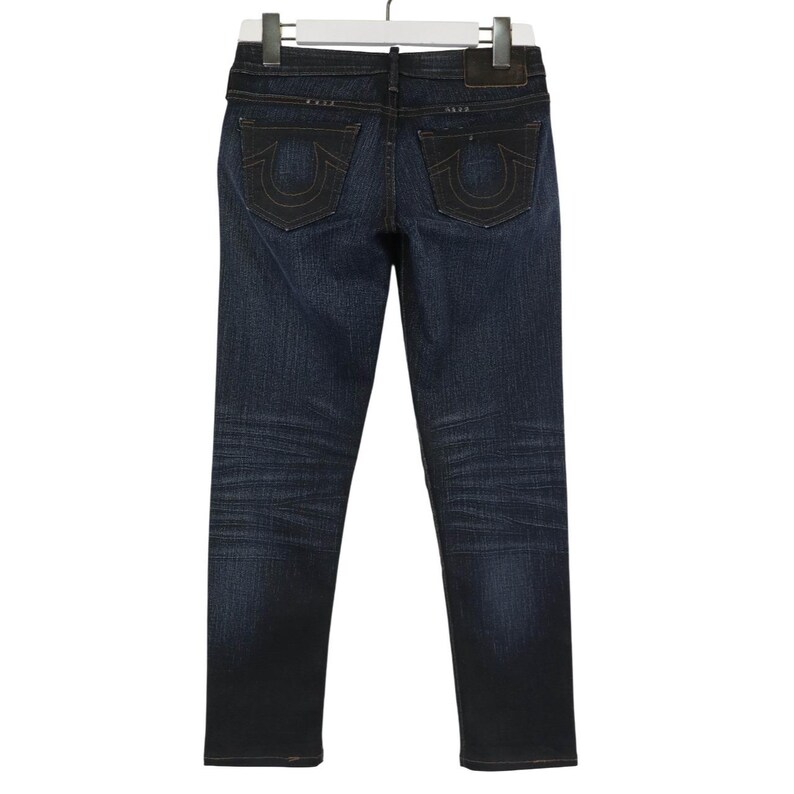Peut inclure: Jean en denim d&eacute;lav&eacute; fonc&eacute; pr&eacute;sentant un design classique &agrave; cinq poches avec des surpiq&ucirc;res en forme de fer &agrave; cheval sur les poches arri&egrave;re. Le jean comprend une &eacute;tiquette en cuir fonc&eacute; sur la ceinture arri&egrave;re et est suspendu &agrave; un cintre blanc.