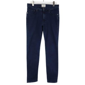 Pu&ograve; includere: Un paio di jeans in denim blu scuro caratterizzati da un classico design a cinque tasche, chiusura con bottoni e un'etichetta bianca del marchio sulla cintura interna con la scritta Acne Studios. I jeans hanno un taglio dritto e rivetti in metallo argentato.