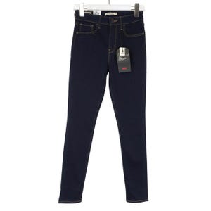 Op de afbeelding: Donkerblauwe denim jeans met een hoge taille, hangend aan een witte hanger. De jeans hebben een klassiek ontwerp met vijf zakken, met een klein label eraan. De stiksels zijn in een contrasterende goudkleur.