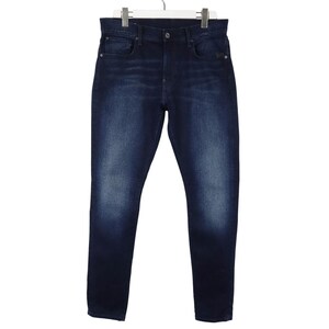 Könnte beinhalten: Dunkelblaue Jeans aus Denim mit klassischem Fünf-Taschen-Design, Knopf- und Reißverschluss sowie einem verwaschenen Effekt an den Oberschenkeln. Die Hose hat einen geraden Schnitt mit sichtbaren Nähten und Metallnieten an den Taschen.