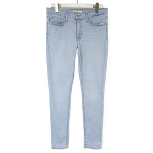 Op de afbeelding: Lichtblauwe denim jeans met een klassiek vijf-zakken ontwerp. De jeans worden opgehangen aan een witte hanger. De jeans hebben een slanke pasvorm en een lichte wassing, met zichtbare stiksels en een knoop- en ritssluiting.